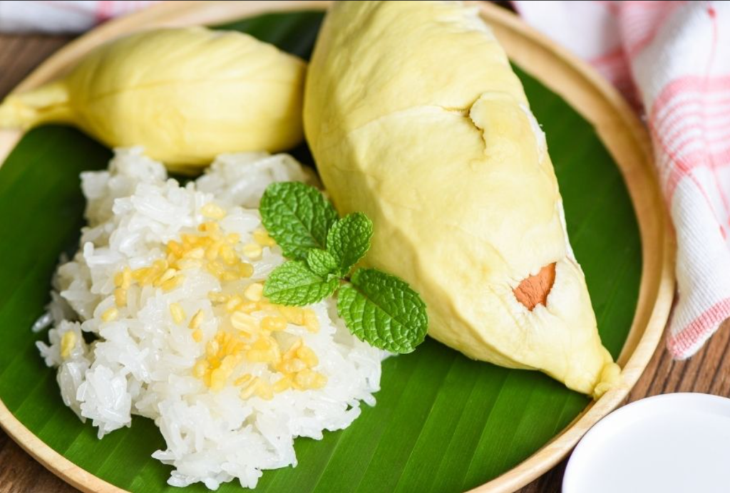 Durian frais avec riz gluant sucré au lait de coco, dessert asiatique traditionnel