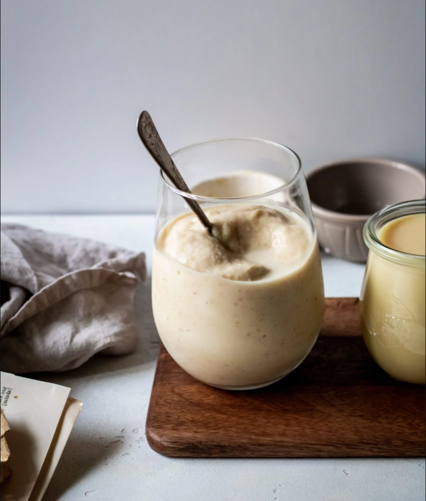 Smoothie au durian crémeux servi dans un verre, boisson exotique