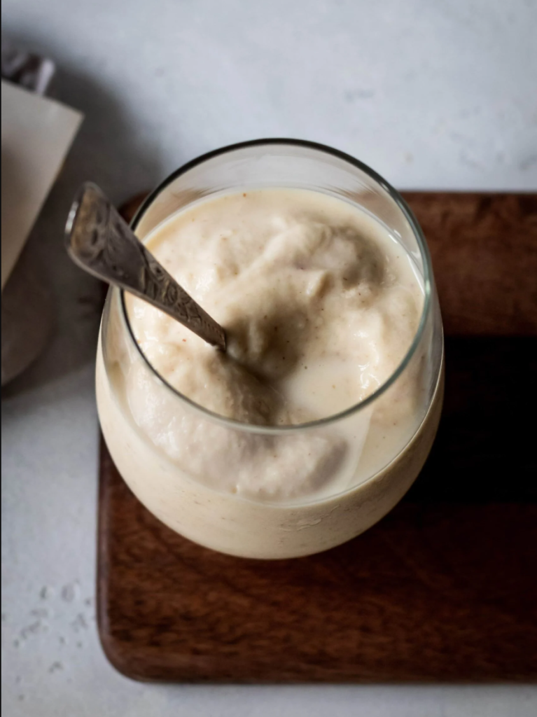 Smoothie au durian épais et crémeux en verre