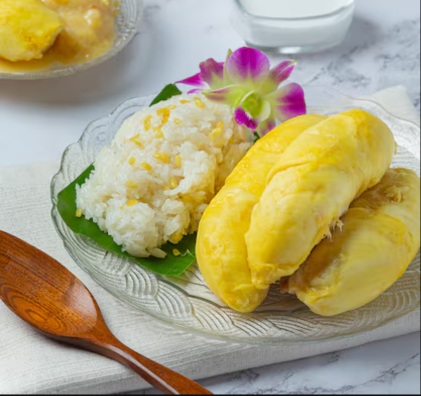 Durian frais servi avec riz gluant sucré et lait de coco, dessert asiatique traditionnel