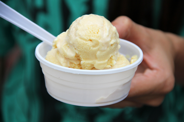 Glace au durian en coupe, dessert exotique crémeux asiatique