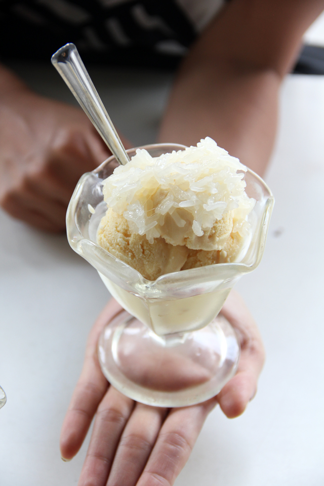 Glace au durian avec riz gluant sucré, dessert thaïlandais