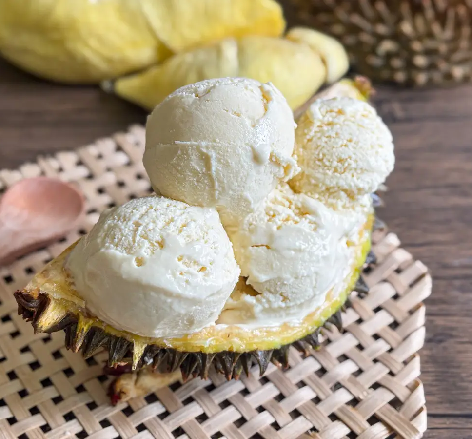 Glace au durian servie dans sa coque, dessert exotique crémeux