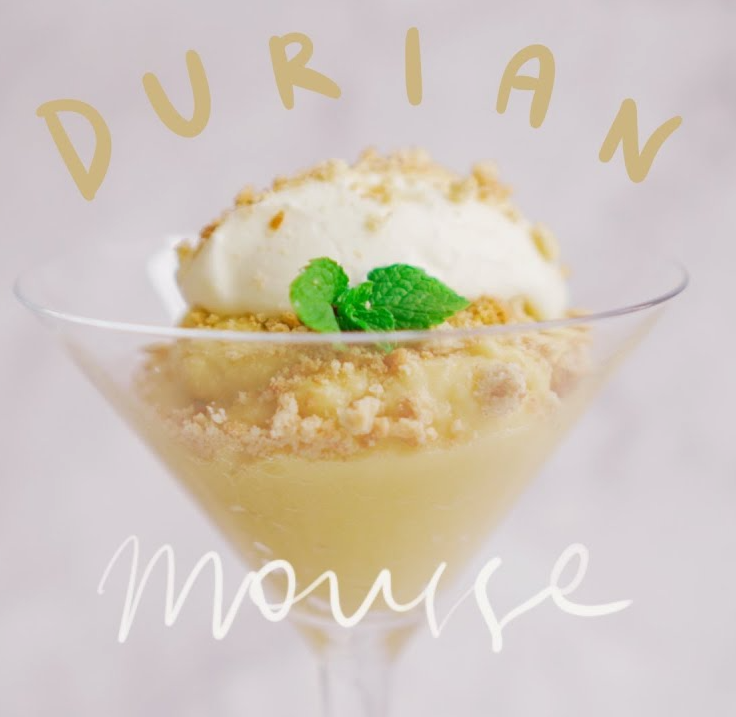 Dessert au durian avec mousse et biscuit, spécialité exotique